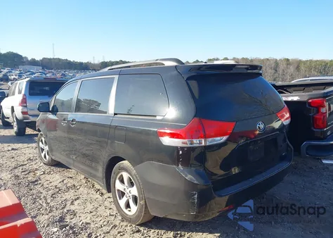2013 Toyota Sienna Le V6 8 Passenger z USA, uszkodzony, nr VIN 5TDKK3DCXDS287357